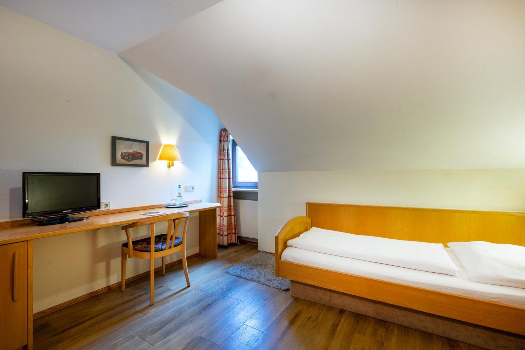 Landhotel Steiner Grossheirath Exterior photo