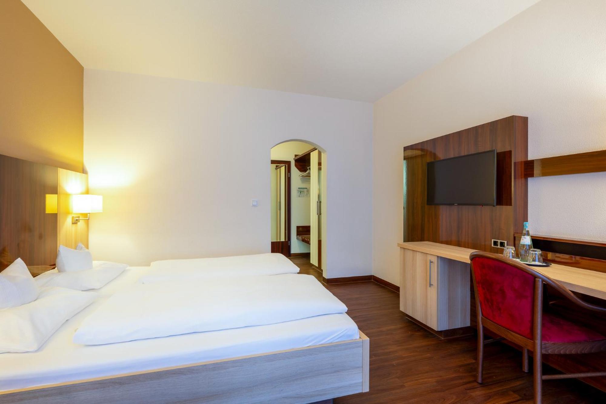 Landhotel Steiner Grossheirath Exterior photo